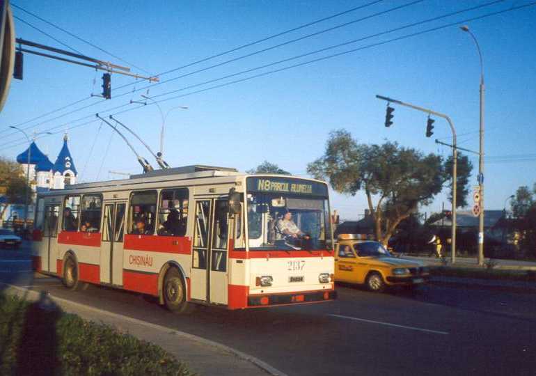 Trolleybuses in Chisinau in the year 2000, route 20. Photo credit: Transphoto / Sergei
