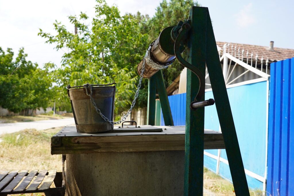 A well in front of pensioner Piotr’s house in Avdarma. Photos: Maria Gerth-Niculescu.